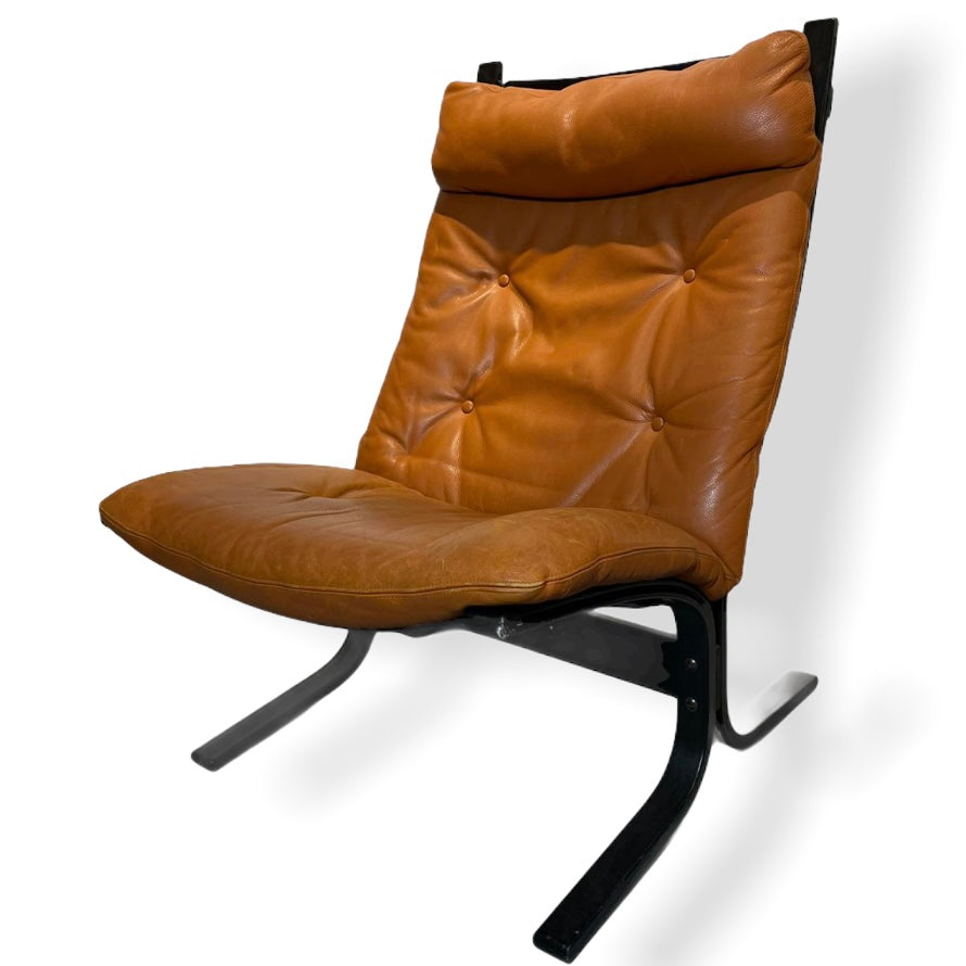 Lounge Sessel  Design Ingmar Relling, SIESTA 1965, Jubiläums Auflage von 1990, für Westnofa Furniture, Kennzeichnung ist vorhanden! Material, Leder, Farbe Cognac, Gestell, Multiplex gebogen, Stoff  H  97 cm, B  64 cm, T  83 cm, Sitzhöhe  40 cm  Altersbedingte Gebrauchsspuren sind vorhanden.   Vintage, Möbel, Design, Klassiker, Mid Century, 60er, 70er, Jahre, Laden, LOFT43, Shop, Köln, Jan Cizek, www.loft43.de