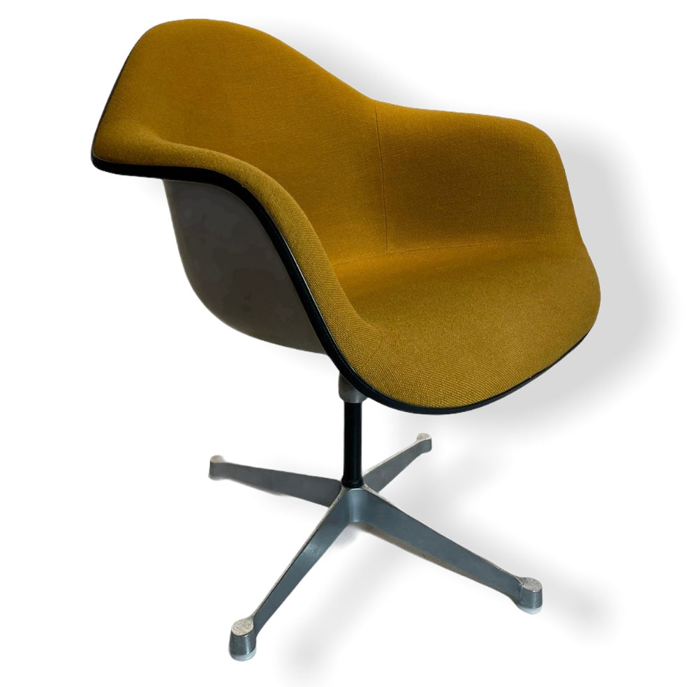 DAX Arm Chair von Ray und Charles Eames mit Contract Base, Produktionszeit 60er 70er Jahre Fiberglas und Vollpolster Senffarben, Umrandung schwarz, dreh und höhenverstellbar!    Polster und Sitzschale sind in gutem Zustand mit leichten Gebrauchsspuren, das Alu Gestell hat Gebrauchsspuren,   fleckig, alle Kunststoffgleiter sind vorhanden.   H  82 cm B  65 cm T  63 cm   Vintage, Mid-Century, Design, Klassiker, Modern, Büro Stuhl, Möbel, Laden, LOFT43, Köln, Lampen, Shop, Jan Cizek, www.loft43.de